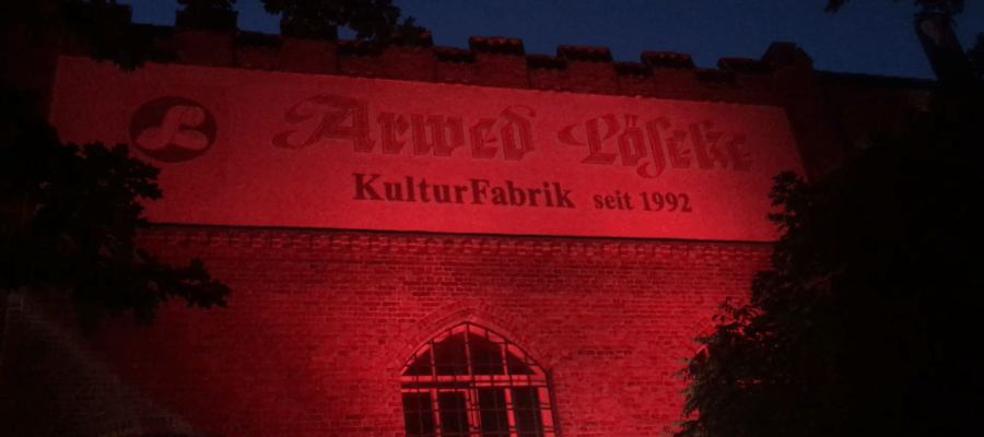 KUFA, Kulturfabrik Löseke, Kulturfabrik, beleuchtet, rot, Licht, Night of Light, 2020, 22. Juni 2020, Hauswand, Fassade, nachts, Solidarität